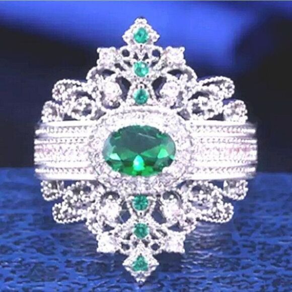 Elegant Silver Emerald Gemstone Ring size 8 - Picture 8 of 8